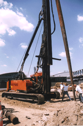 Junttan pile driver lifting a Tapertube